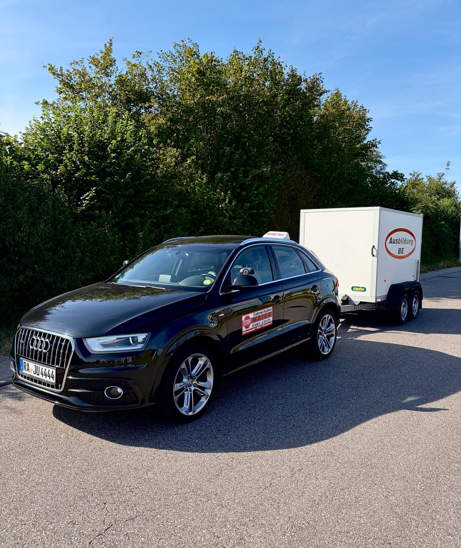 Audi Q3 mit Anhänger für die Ausbildung der Klasse BE