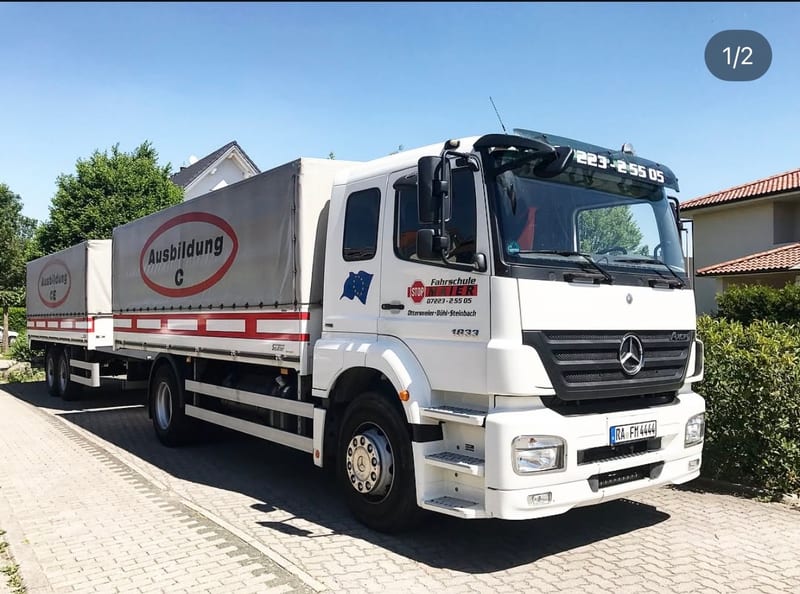 Ausbildungs-Lkw der Fahrschule Maier mit Anhänger