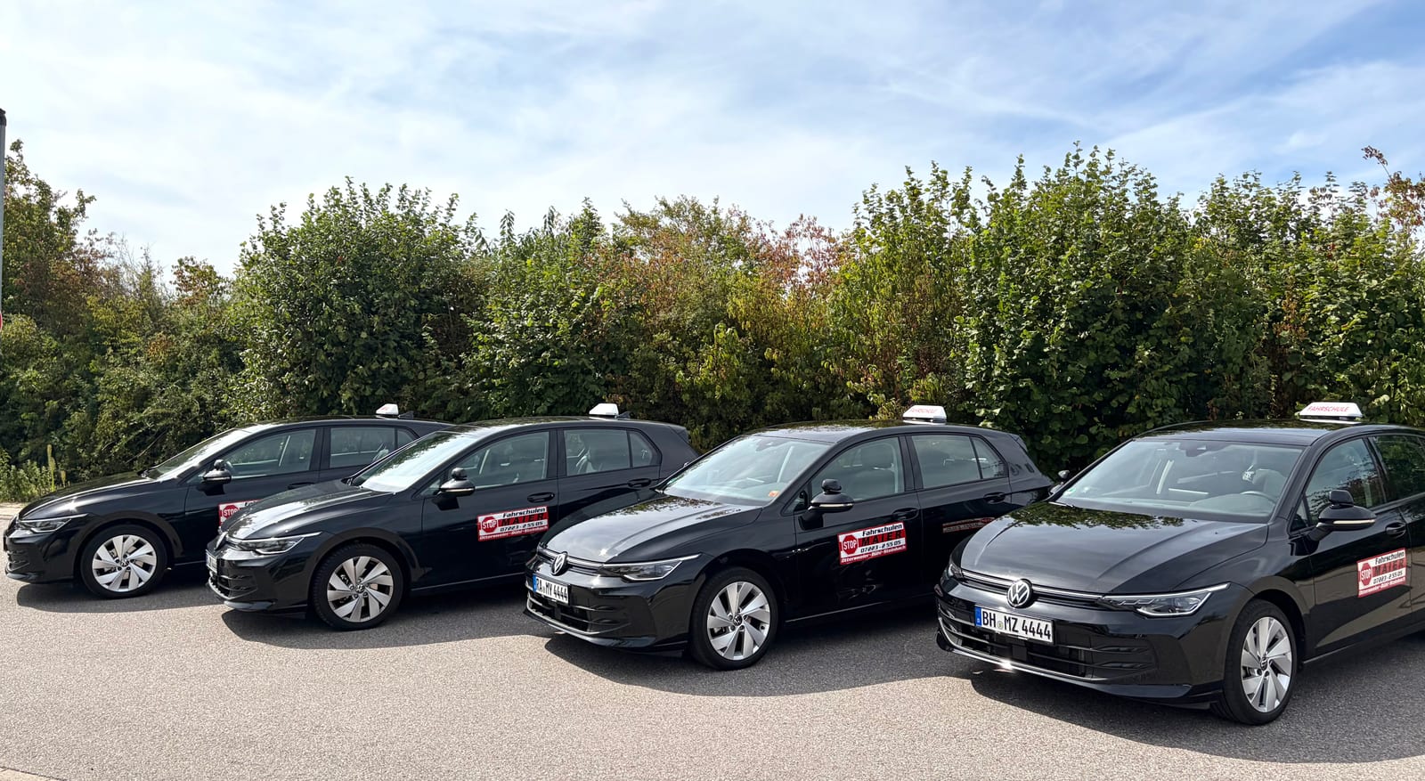 Vier schwarze Schulungsfahrzeuge der Fahrschule Maier nebeneinander